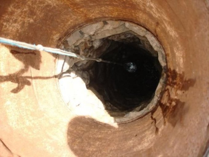 Dy shijaksit helmohen në pus, i shpëtojnë zjarrfikësit