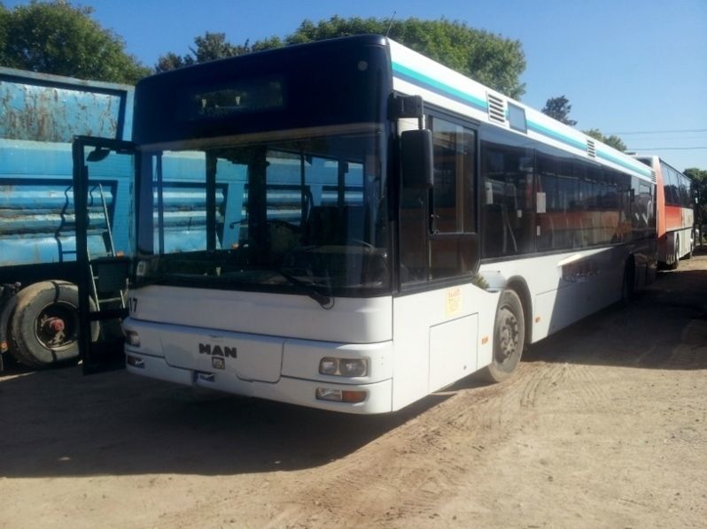 Pasagjeri qëllon me thikë faturinon në autobus