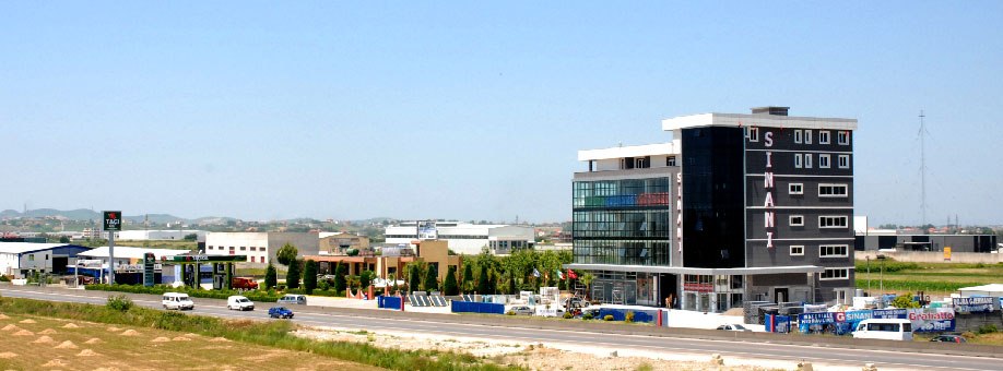 Përplaset dhe digjet makina në autostradë, plagosen 3 familjarë nga Durrësi