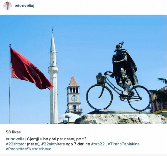 Veliaj zbret Skënderbeun nga kali dhe e hip mbi biçikletë