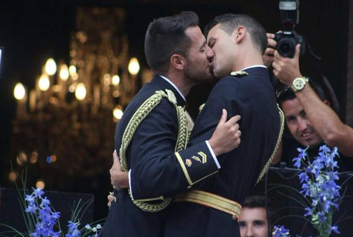 Ndodh në Spanjë. Policët homoseksualë martohen me uniformë