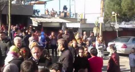 Tjetër kërcënim për vetëflijim, 20 persona mbi godinën e ish-konviktit