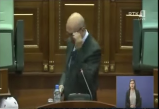 Kryeministri kosovar qëllohet me vezë në Parlament (Video)