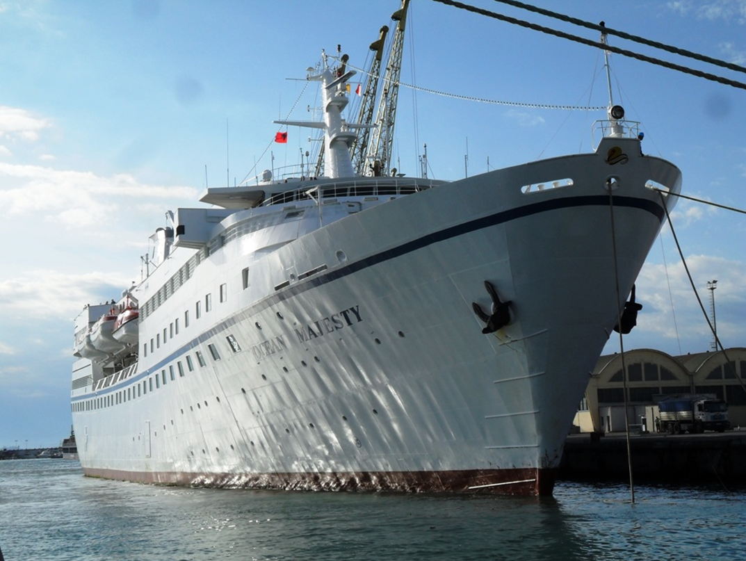 Kroçera “Ocean Majesty” me 300 turistë, 14 orë në portin e Durrësit