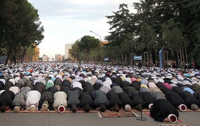 Besimtarët myslimanë kremtojnë sot Kurban Bajramin