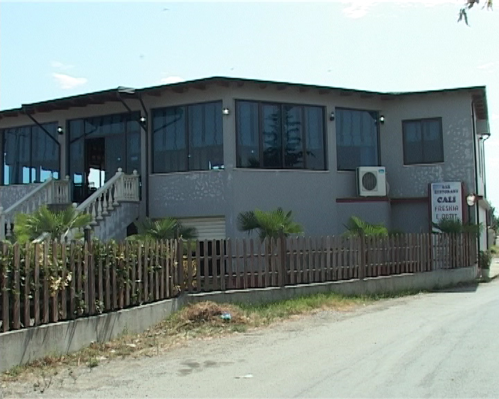 Deputeti prishi lokalin e Calit, e qëlloi me armë