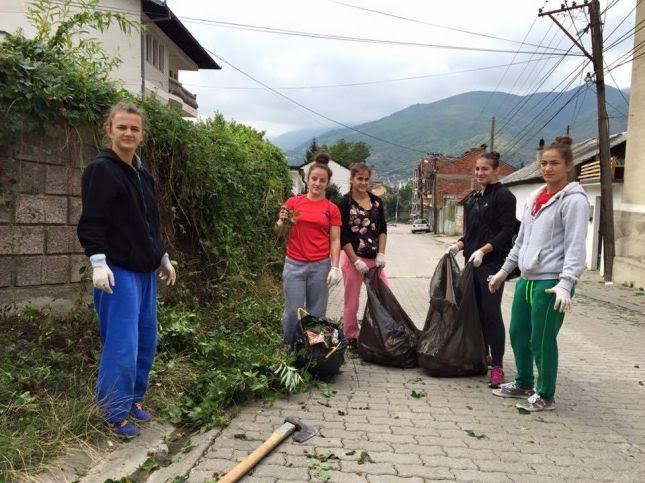 S’e keni parë kurrë kështu, Majlinda Kelmendi pastron rrugët e Pejës