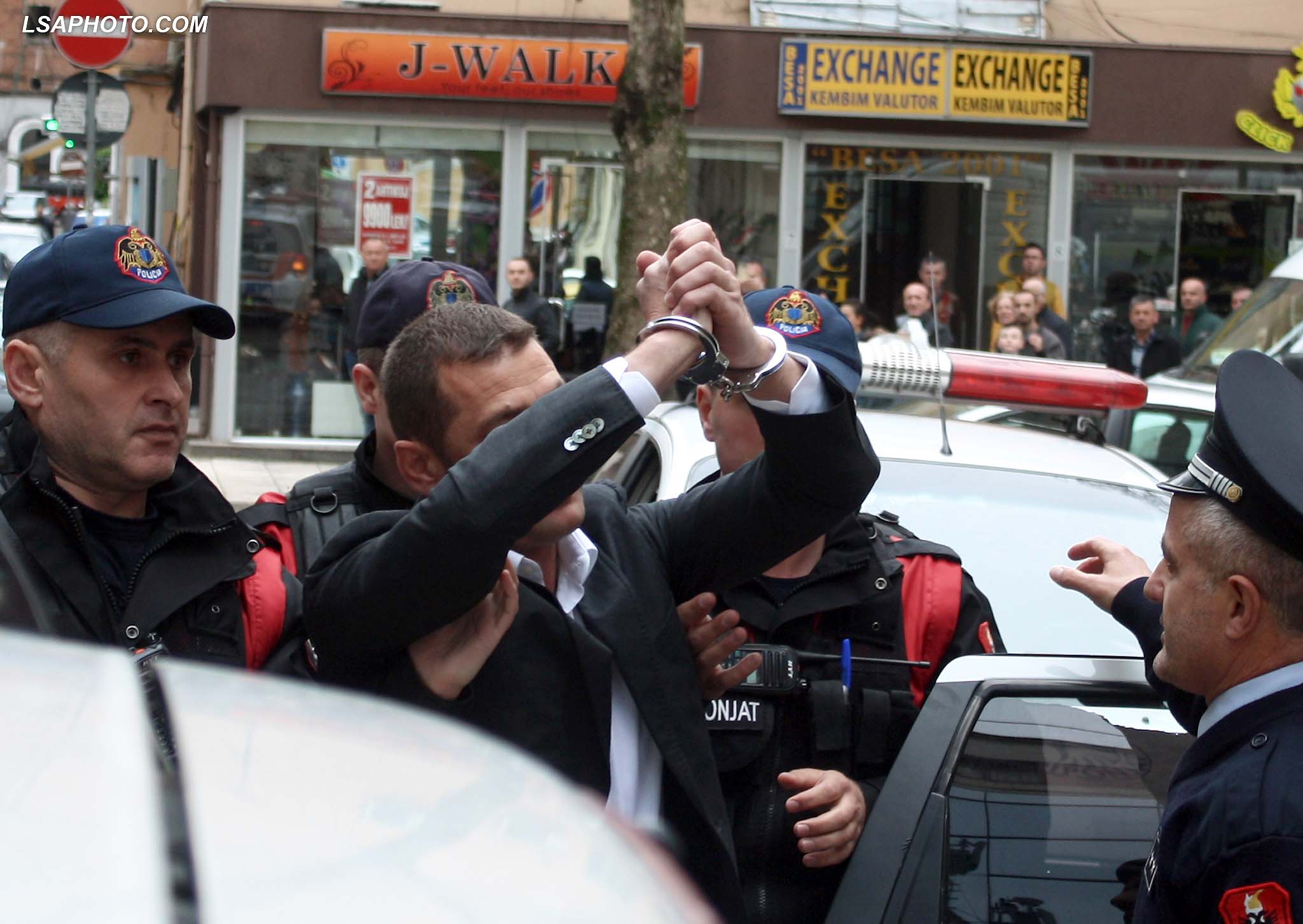 Mark Frroku “fluturon” me pranga në Belgjikë