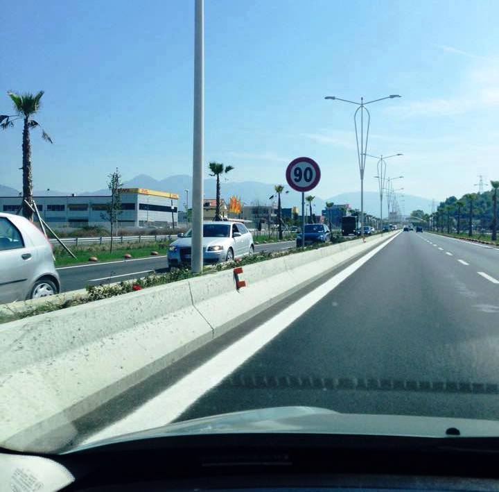 Rikthehet shpejtësia 90 km/orë në superstradën Tiranë-Durrës