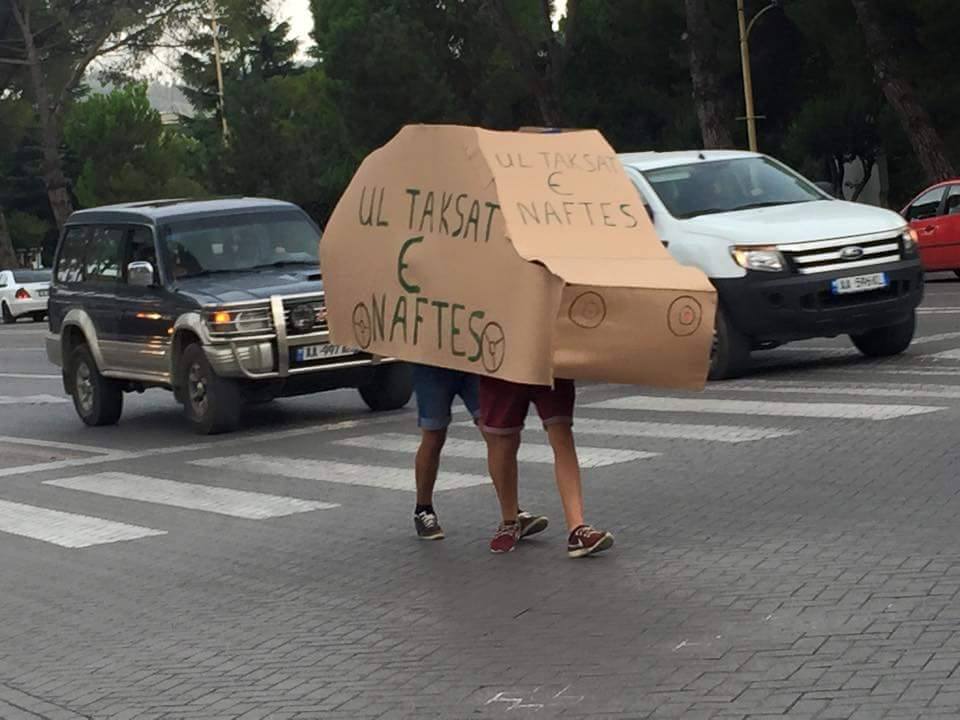 Fotolajm/ Kështu protestohet për çmimin e naftës