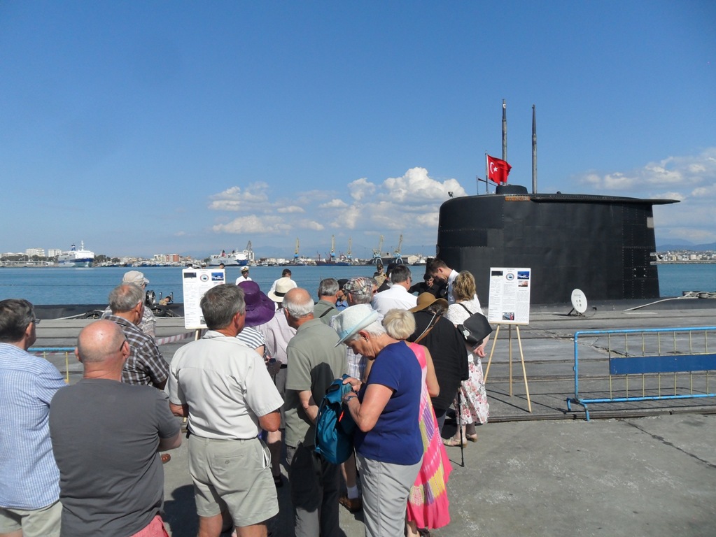 Turistët e kroçerës, në radhë për të vizituar nëndetësen turke