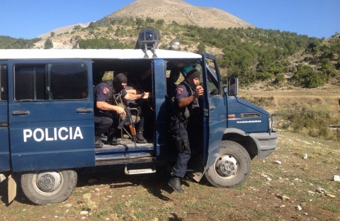 140 kg kanabis në banesa, pranga 58-vjeçarit, në kërkim vëllai me nipat