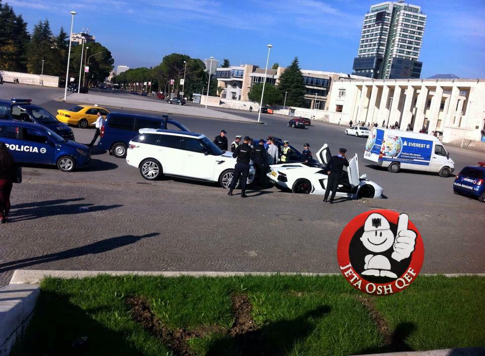 Fotolajm/ Lamborghini mbledh policët në sheshin “Nënë Tereza”