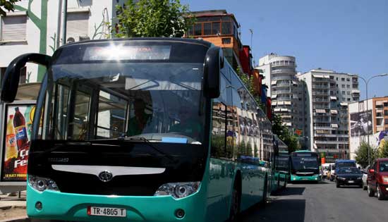 Prezantohej si polic, vidhte pasagjerët në autobus