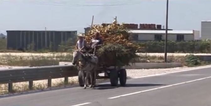 Pranga 30-vjeçarit nga Durrësi, përplasi këmbësoren në autostradë