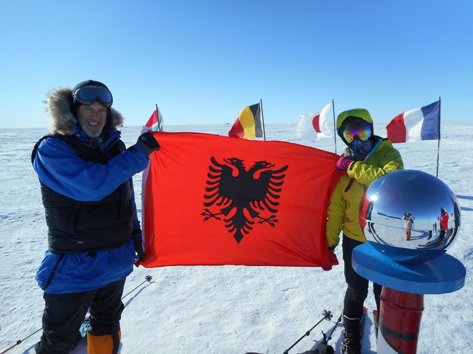 Flamuri kuq e zi në plehra, mister autori