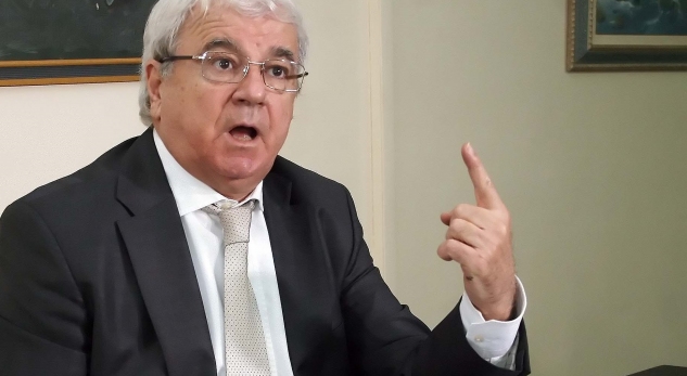 Ngjela i rrëfehet Çerçiz Topullit: Çeço, shqiptarët po ikin…