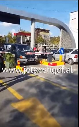 Video/ Roja i spitalit rreh shoferin, duhej të paguante lekë për hyrjen