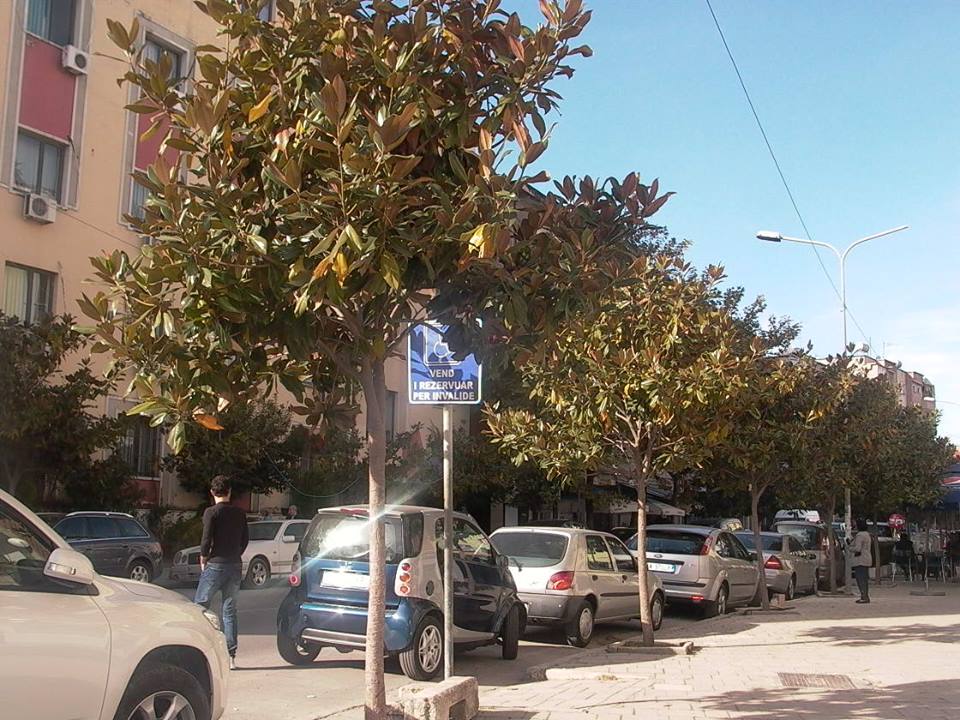 Problematika/ Vendet për invalidët në Durrës i zë kush të mundë (Foto)