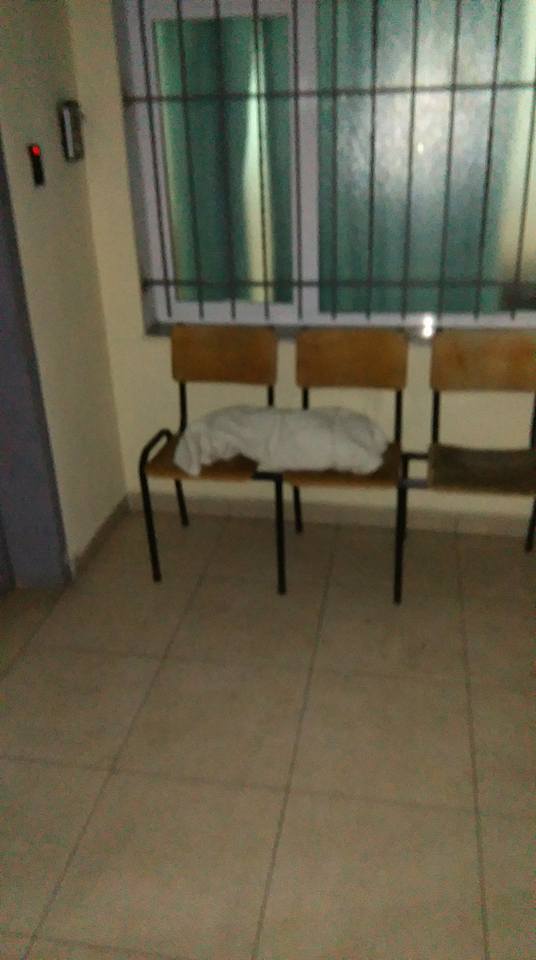 Skandali i radhës, si u la në stol trupi i foshnjës së pajetë