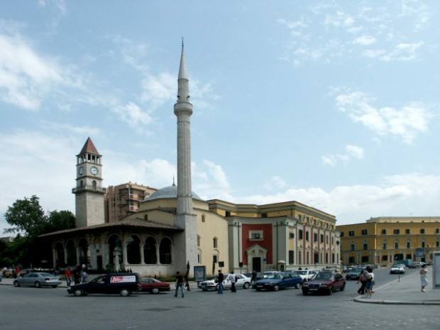 Çanta e harruar në qendër të Tiranës alarmon policinë, u dyshua për bombë