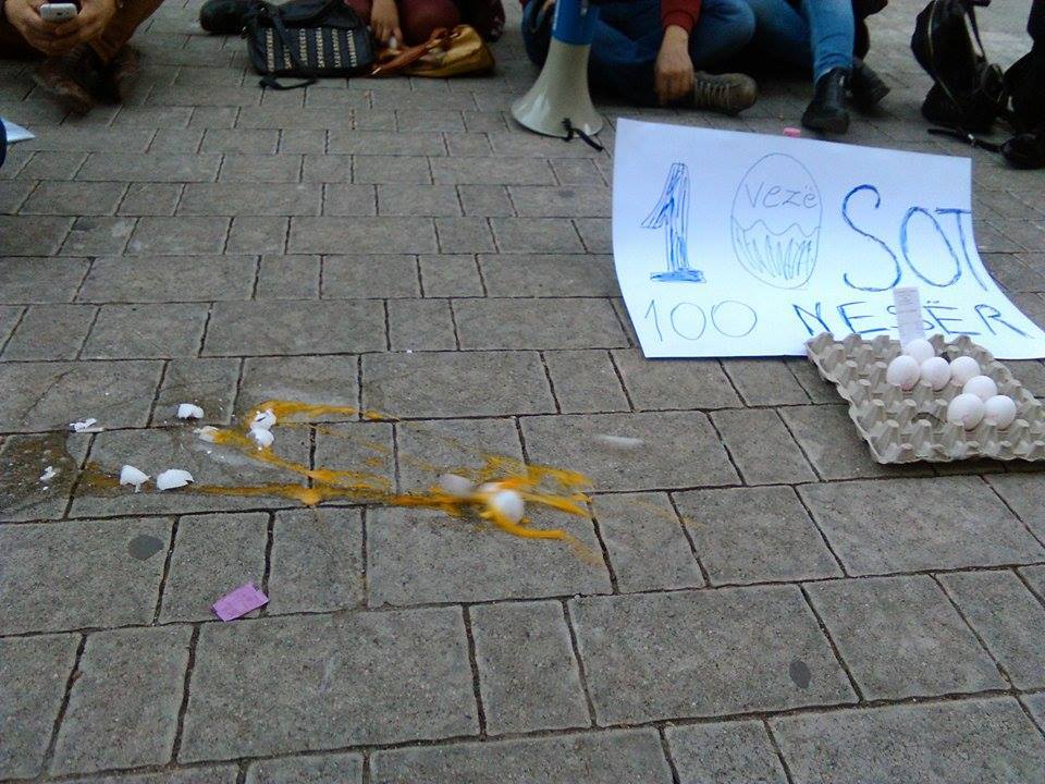“Një vezë sot, 100 nesër”, studentët qëllojnë Ministrinë e Arsimit