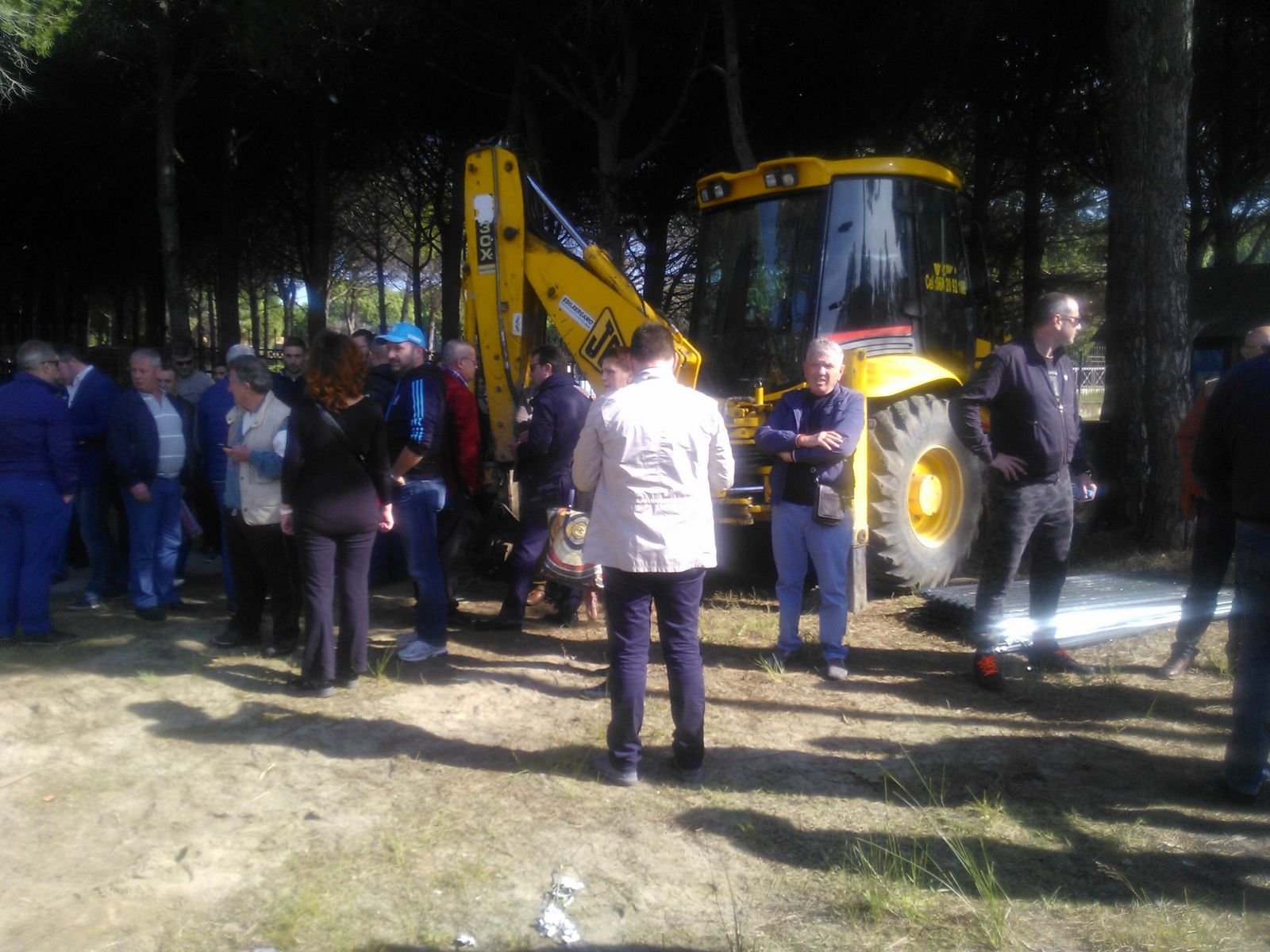 Protestë te “Laguna Blu”, pronarët e shtëpive qëllojnë me vezë vilën e Aleksandër Frangajt (Foto)