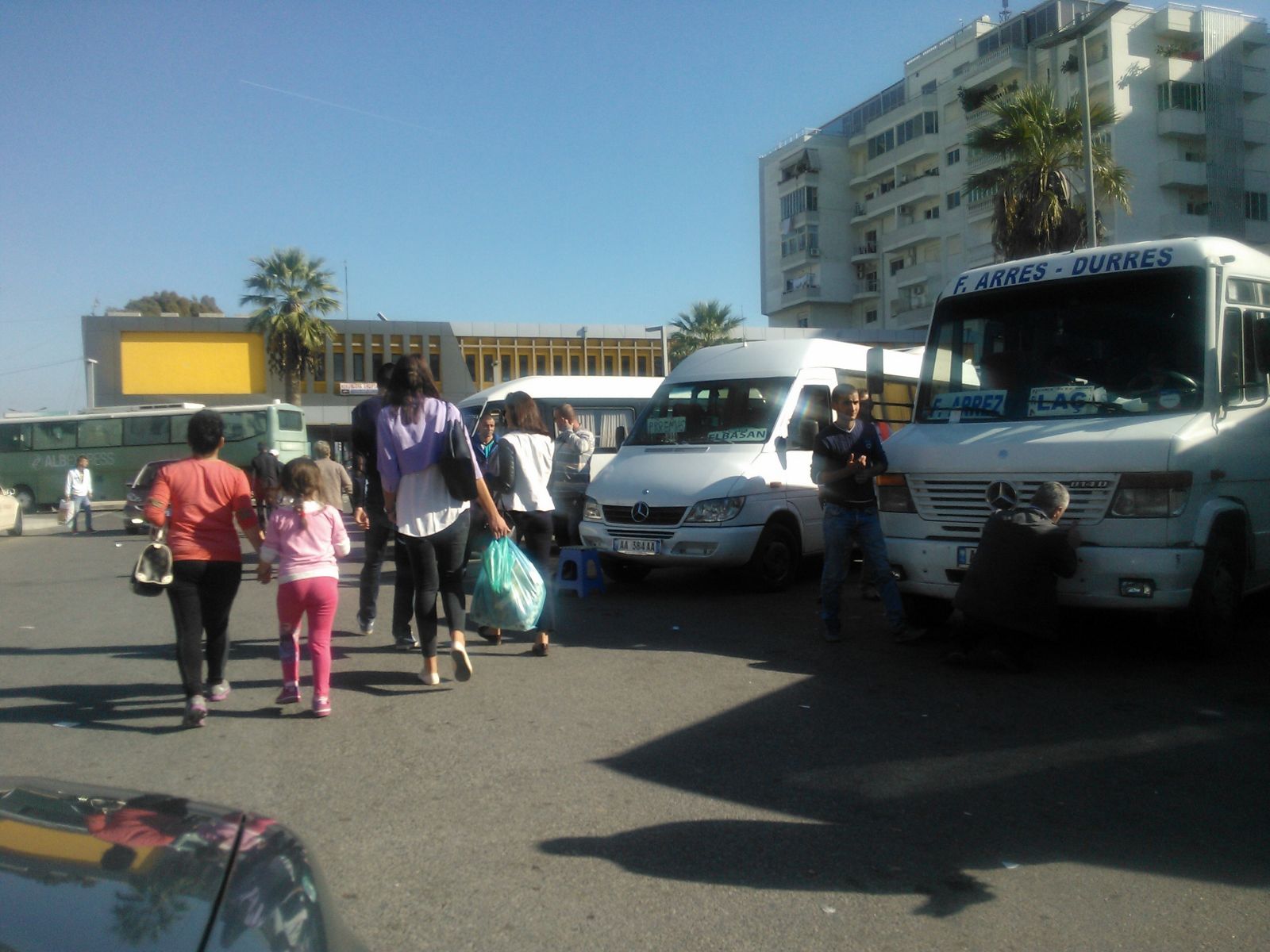 Prostitutat, tranvestitët dhe gay-t shfrytëzojnë stacionin e trenit në Durrës