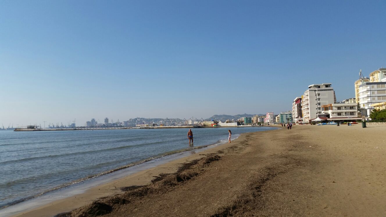 Fotolajm/ Plazhi në Durrës vazhdon edhe në nëntor