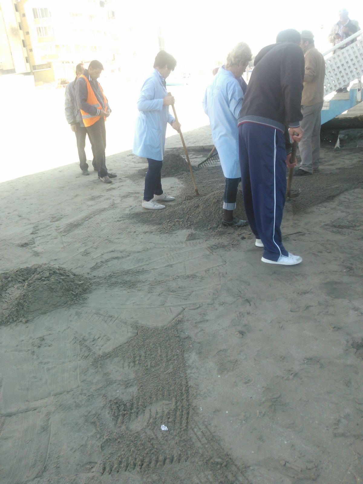 Nis pastrimi i rërës së plazhit nga hidrokarburet, por gjurmët dhe era mbeten sërish