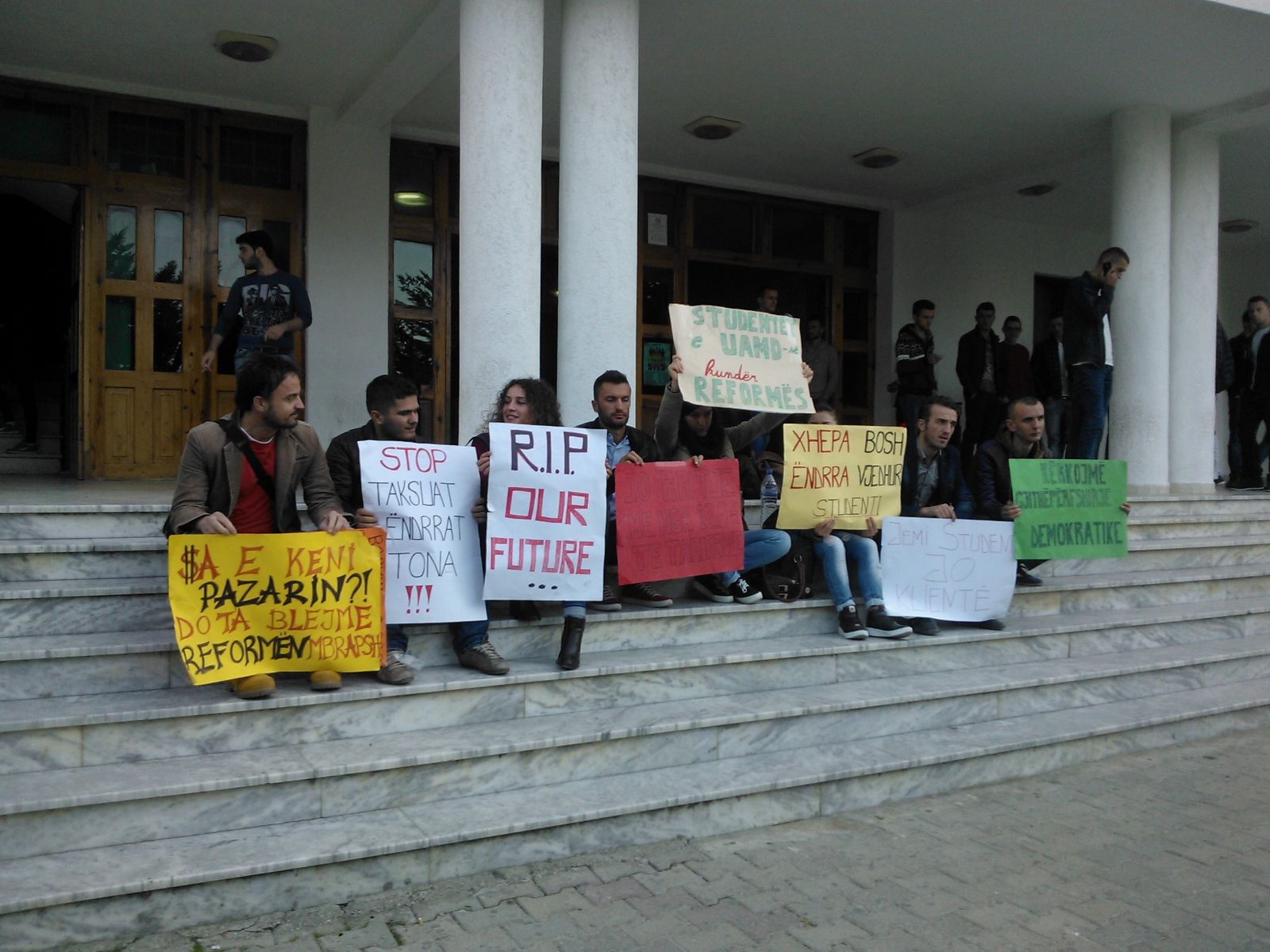 Studentët e Durrësit në protestë: Tërhiquni nga reforma mbi arsimin e lartë (Foto+Video)