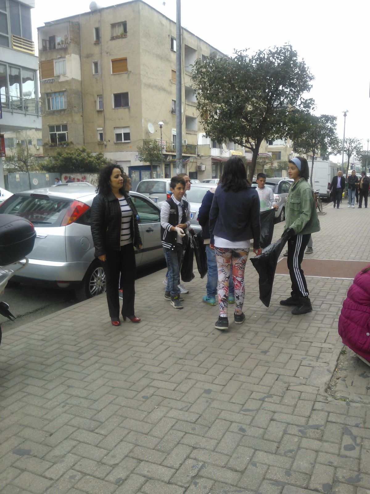 Fotolajm/ Nxënësit në Durrës pastrojnë qytetin pa doreza në duar