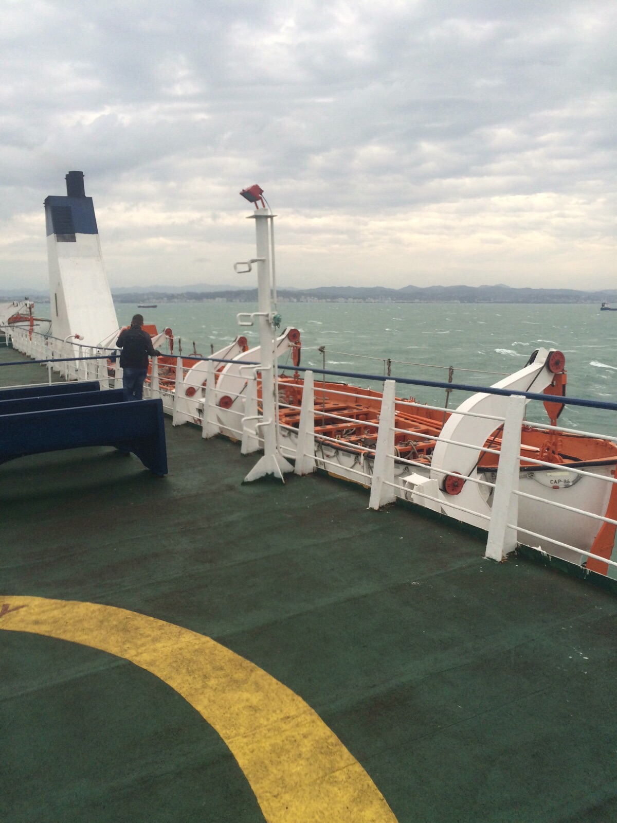 Adriatiku përfshihet nga stuhia dhe fortunali, pasagjerët ngelin në det