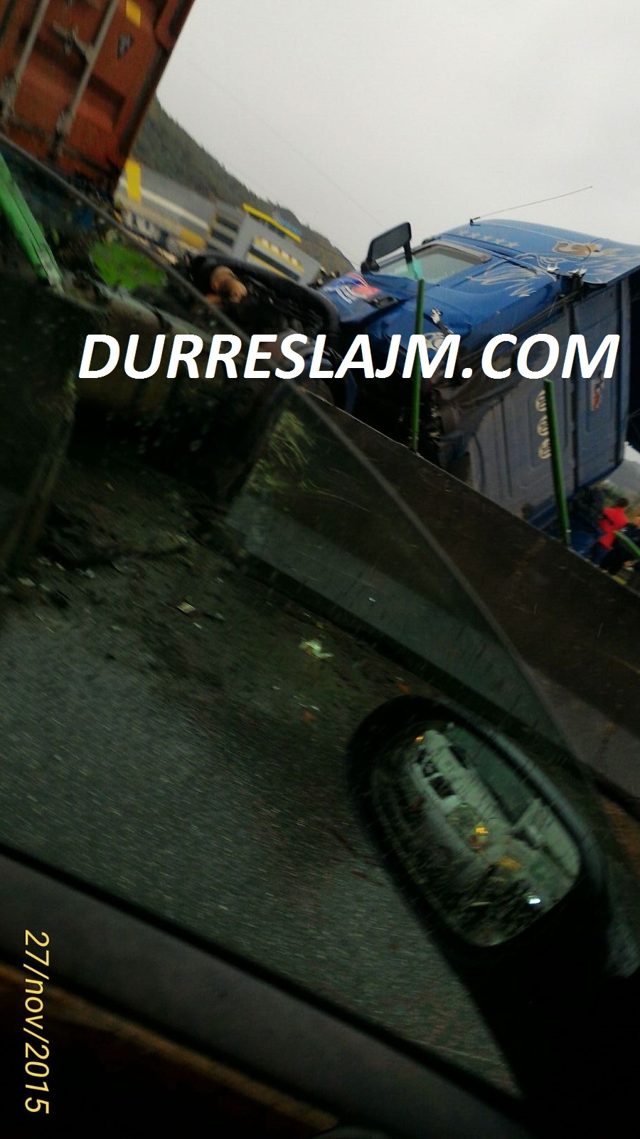 Përmbyset kamioni, bllokohet autostrada Tiranë-Durrës