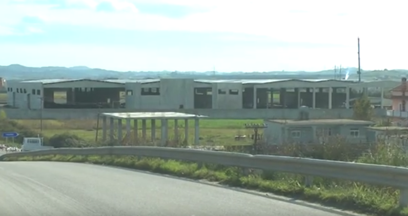 Magazina pa leje në krah të autostradës. Denoncon Stafa i PD: Janë njerëzit e Vangjush Dakos (video)