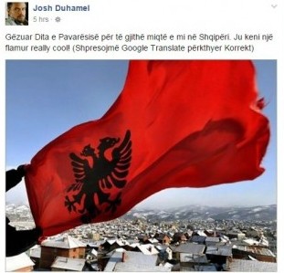 Aktori i famshëm amerikan uron shqiptarët për 28 Nëntorin