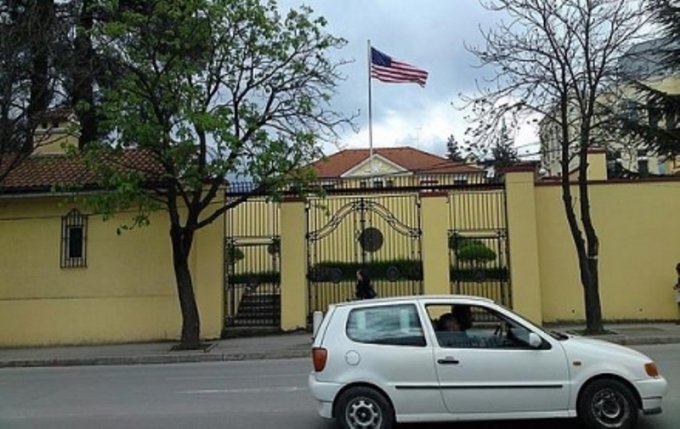 E sulmojnë qentë para Ambasadës Amerikane, gardisti i qëllon me armë
