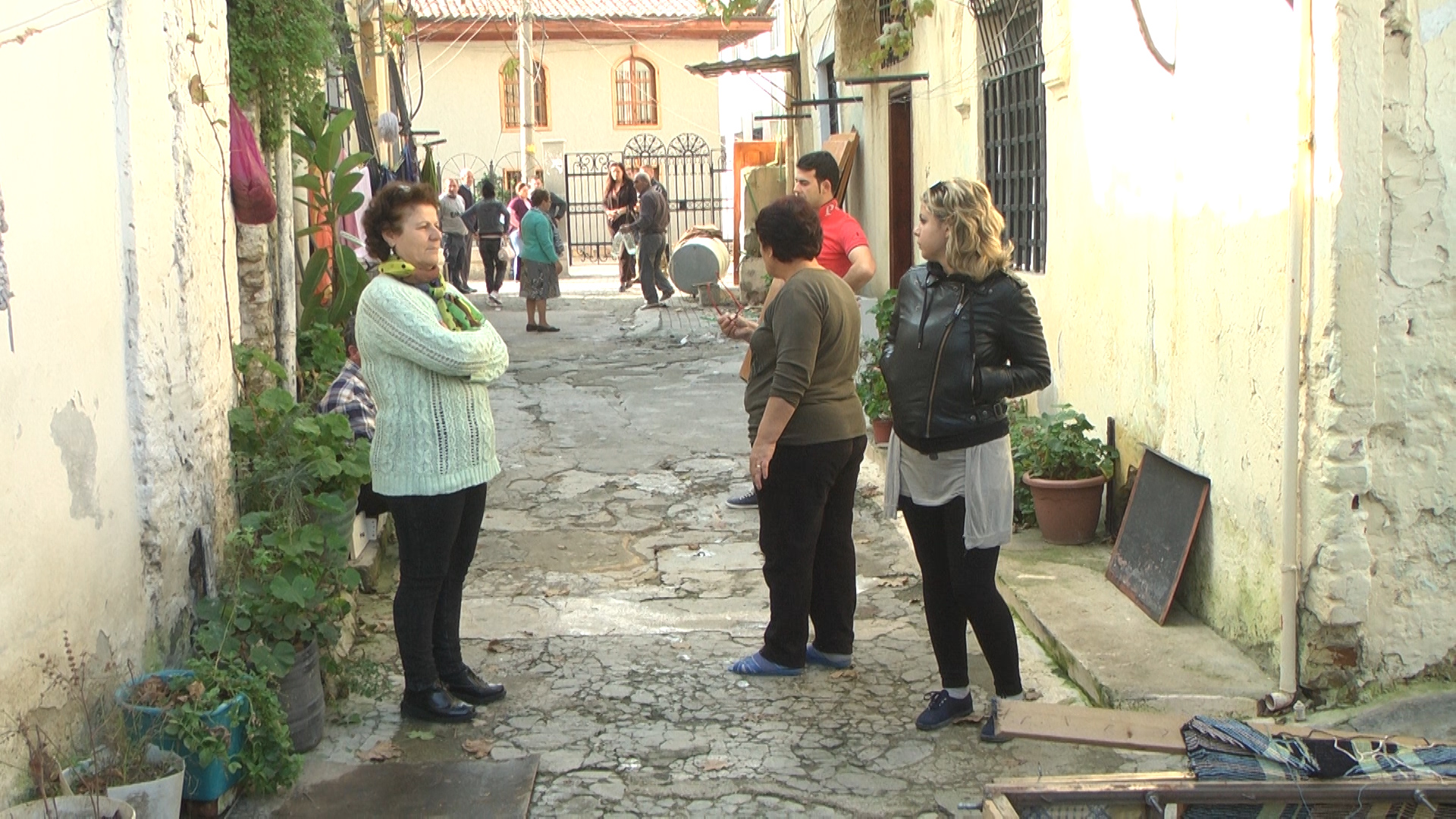Përmbarimi hedh në rrugë 9 familje në Durrës (VIDEO)