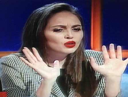 Fotot/ Drejtoresha e Tatimeve pas “Portokallisë” ndryshon look: Më sulmojnë për seksin