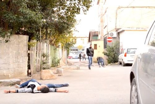 VIDEOLAJM/ Ç’bëjnë qytetarët në Tiranë kur ndodh një vrasje?