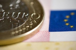 Euro në pikiatë, 136.8 niveli më i ulët nga qershori 2010, bankat po spekulojnë në prag të shpërndarjes së dividentit