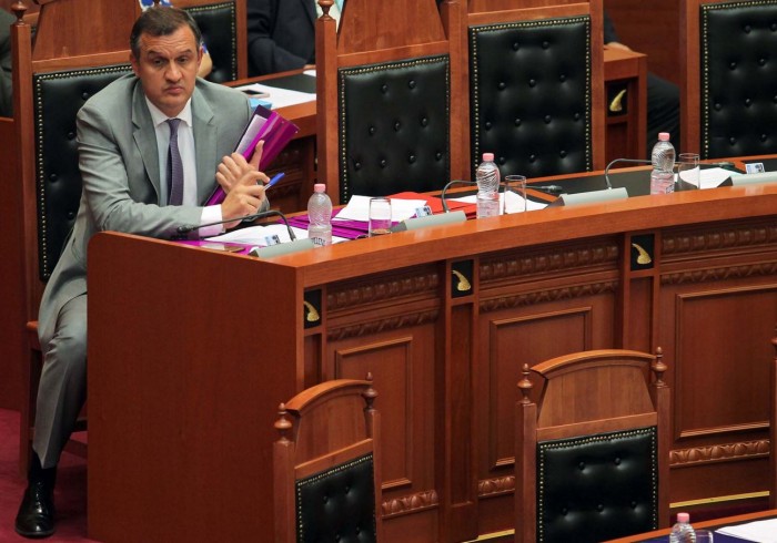 I tha deputetes demokrate &#8220;kafshë&#8221;, Ilir Beqja kërkon ndjesë në Kuvend