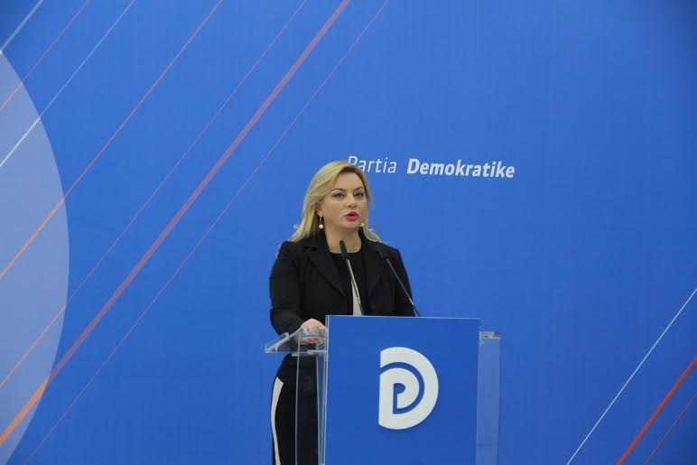 PD: Shërbimi shëndetësor, në duart e mikes së Ramës. Çon analizat me makinën e duhanit