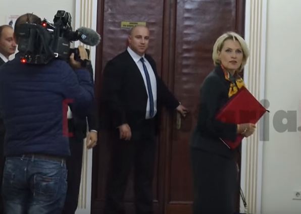 Video/ Kameramani &#8220;ngacmon&#8221; Kodhelin: Sa e mirë je! Ia kthen ministrja&#8230;