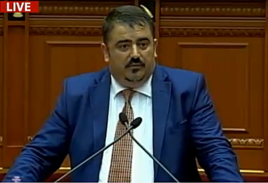 Deputeti &#8220;kaubojs&#8221; e bën bismilah në foltoren e Parlamentit. “Të dashur “kulegë” dhe&#8230;