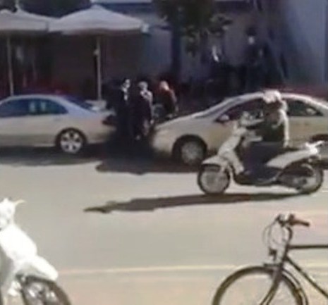 Parkoi dysh makinën, shoferi godet me grusht policin (VIDEO)