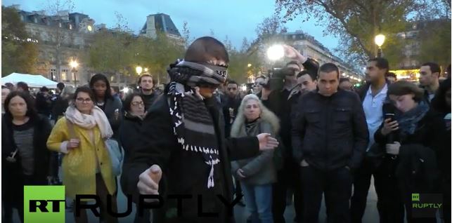 Ja si reaguan francezët pas fjalëve: “Unë jam mysliman. Më përqafoni nëse keni besim” (Video)