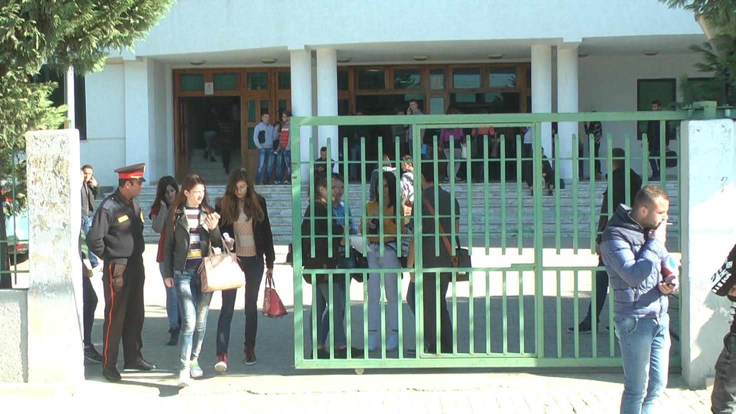 Studentët e Durrësit prej kohësh pa kartonët e diplomës, Mema: Procedura burokratike (Video)
