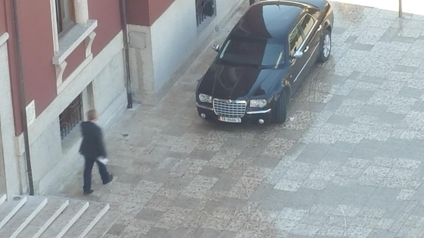 Nënkryetari i bashkisë së Durrësit parkon makinën në vendin e diplomatëve (Foto)