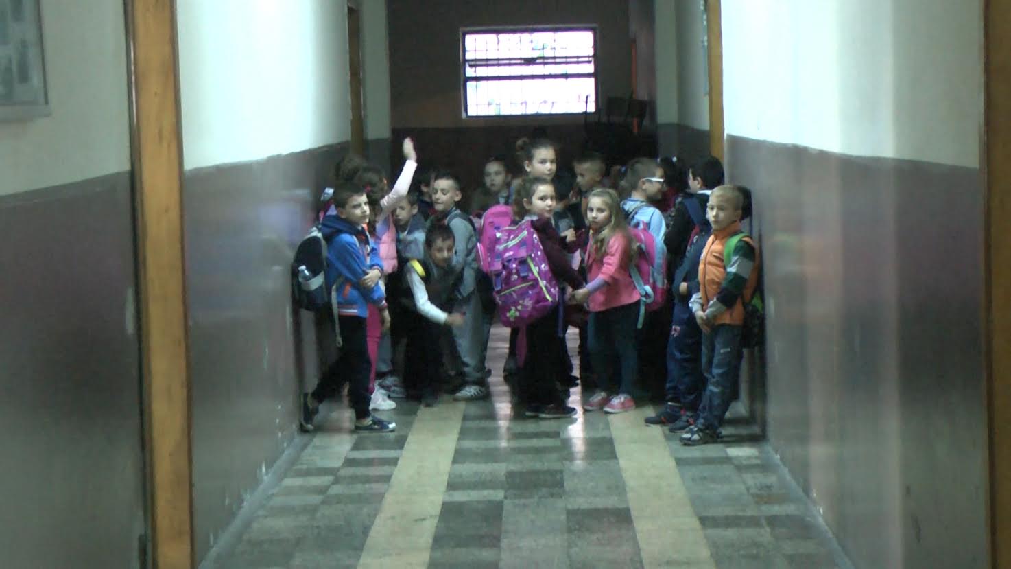 Shkollat në qendër të Durrësit nuk kanë banka, tre nxënës në një (Video)